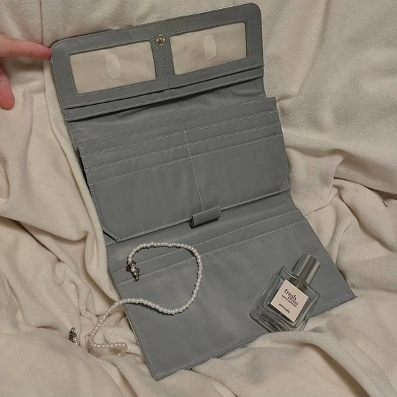 deadstock silver guess wallet - Picture 3 of 4